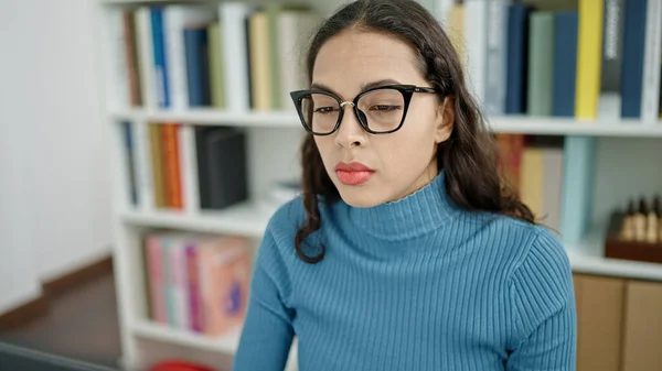 Jovem Bela Estudante Hispânica Usando Computador Usando Óculos Sala Aula — Fotografia de Stock