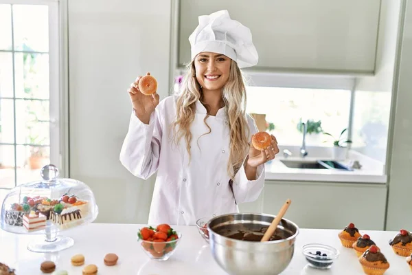 Junge Frau Kochuniform Hält Krapfen Der Küche — Stockfoto