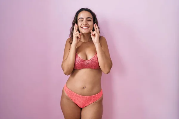 Mladá Hispánka Oblečená Spodním Prádle Přes Růžové Pozadí Pokynula Prstem — Stock fotografie