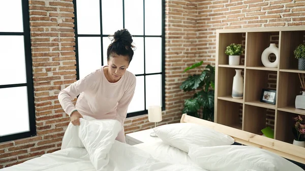 Middle Age Hispanic Woman Make Bed Bedroom — Fotografia de Stock