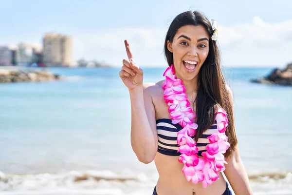 Mujer Morena Joven Con Bikini Playa Sonriendo Con Una Idea — Foto de Stock
