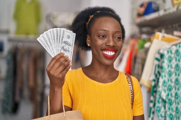 Afroamerikanerin Hält Einkaufstüten Und Dollars Bekleidungsgeschäft — Stockfoto