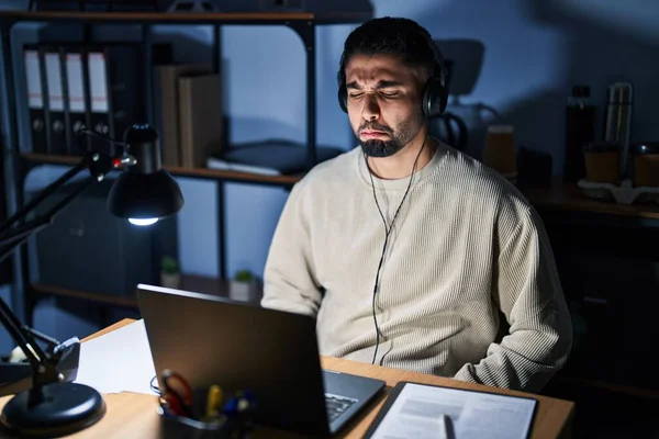 Joven Hombre Guapo Que Trabaja Usando Computadora Portátil Por Noche —  Fotos de Stock