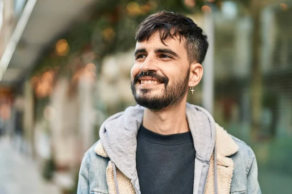 Молодий Іспаномовний Чоловік Посміхається Впевнено Дивлячись Бік Вулиці — стокове фото