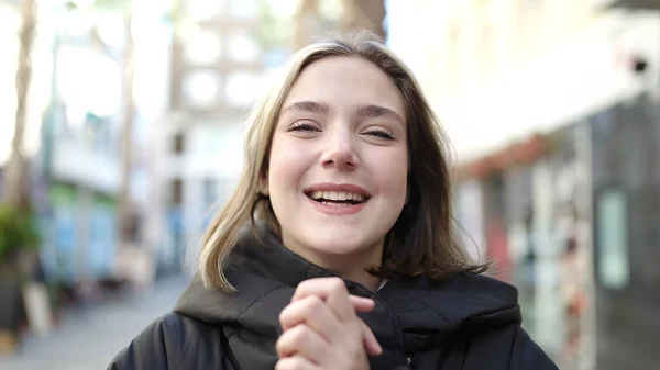 Joven Mujer Rubia Sonriendo Confiada Pie Calle — Foto de Stock