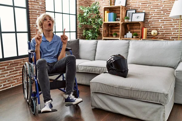 Mladý Muž Sedí Invalidním Vozíku Motocyklu Nehody Ohromen Překvapen Vzhlíží — Stock fotografie