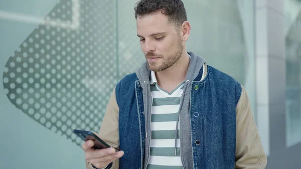 Jonge Blanke Man Met Behulp Van Telefoon Met Serieuze Uitdrukking — Stockfoto