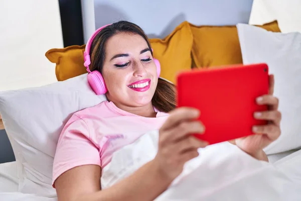 Joven Mujer Hispana Hermosa Viendo Vídeo Touchpad Sentado Cama Dormitorio — Foto de Stock