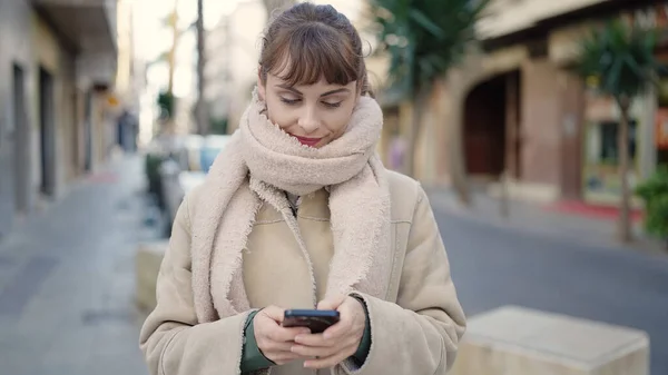Sokakta Akıllı Telefon Kullanan Beyaz Bir Kadın — Stok fotoğraf