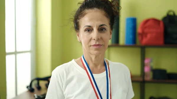 Middelbare Leeftijd Spaanse Vrouw Draagt Medaille Staande Sportcentrum — Stockfoto
