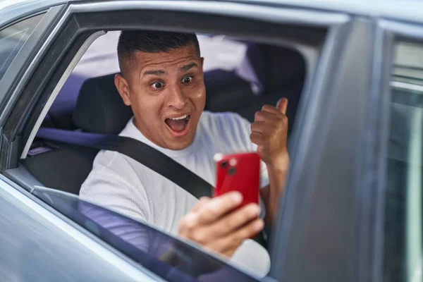 Jonge Spaanse Man Doet Videogesprek Met Smartphone Auto Duim Wijzen — Stockfoto
