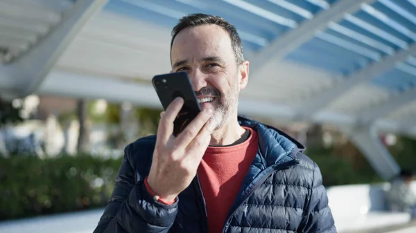 Middelbare Leeftijd Man Verzenden Spraakbericht Met Smartphone Park — Stockfoto