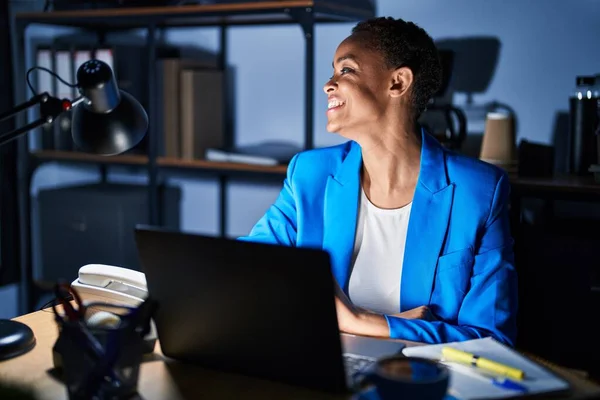 Beautiful African American Woman Working Office Night Looking Away Side — Stock Photo, Image