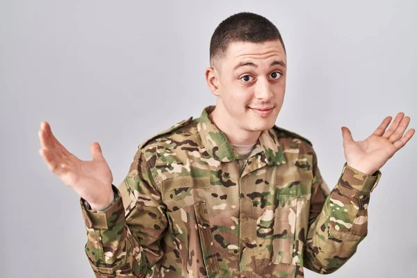 Joven Vestido Con Camuflaje Uniforme Del Ejército Expresión Despistada Confusa —  Fotos de Stock