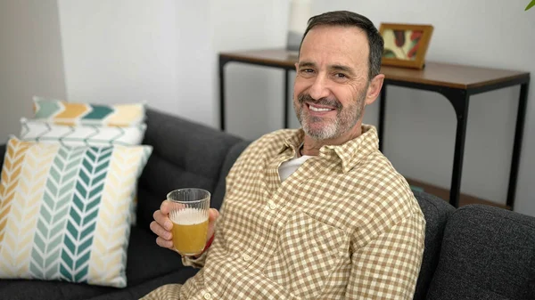 Middle Age Man Holding Glass Beer Sitting Sofa Home — ストック写真