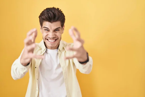 Sarı Arka Planda Dikilen Spanyol Genç Adam Öfkeyle Bağırıyor Elleri — Stok fotoğraf