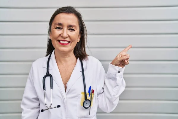 Middle Age Hispanic Woman Wearing Doctor Uniform Stethoscope Smiling Happy — Stockfoto
