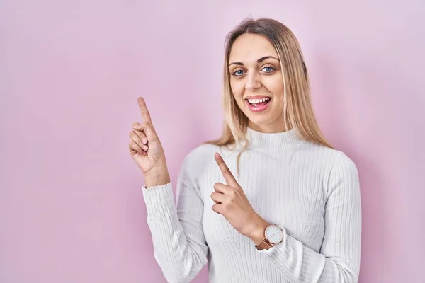 Young Blonde Woman Wearing White Sweater Pink Background Smiling Looking — Stock Photo, Image