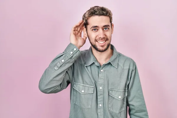 Hispánec Plnovousem Stojící Nad Růžovým Pozadím Usmívající Rukama Uchem Naslouchající — Stock fotografie