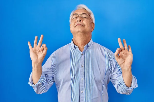 戴眼镜的西班牙裔老人放松了 闭着眼睛微笑着 用手指做冥想手势 瑜伽概念 — 图库照片