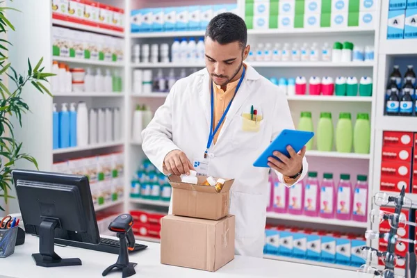 Young Hispanic Man Pharmacist Using Touchpad Holding Pills Bottle Pharmacy — Stock Photo, Image