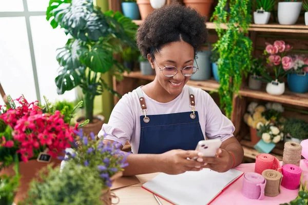 Florista Mujer Afroamericana Sonriendo Confiada Usando Teléfono Inteligente Tienda Flores —  Fotos de Stock