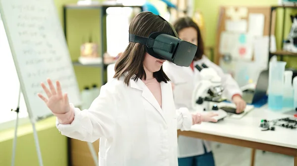 Adorable Girls Scientist Student Using Virtual Reality Glasses Laboratory Classroom — Stock Photo, Image
