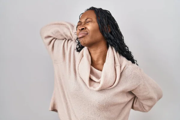 Afričanka Stojící Nad Bílým Pozadím Utrpení Bolesti Krku Zranění Dotýkání — Stock fotografie