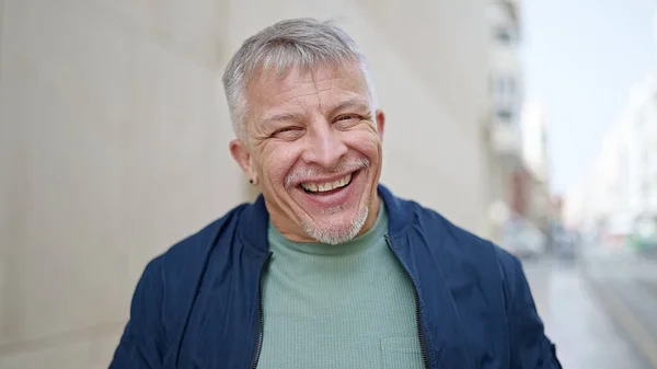 Μεσήλικας Γκριζομάλλης Άντρας Χαμογελάει Αυτοπεποίθηση Στο Δρόμο — Φωτογραφία Αρχείου