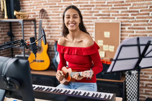 Jong Afrikaans Amerikaans Vrouw Muzikant Zingen Lied Spelen Ukelele Muziekstudio — Stockfoto