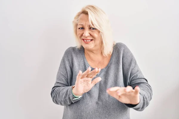 Kaukasische Frau Mittleren Alters Die Vor Weißem Hintergrund Steht Angewidert — Stockfoto