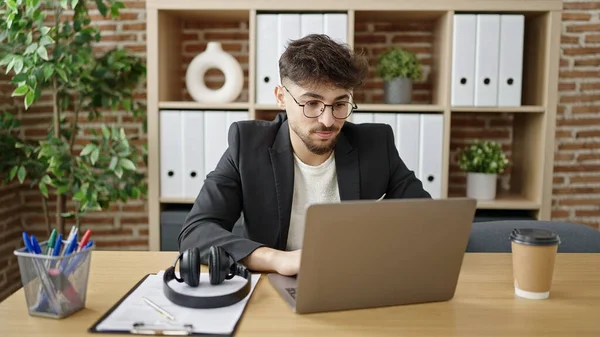Hombre Árabe Joven Trabajador Negocios Utilizando Ordenador Portátil Trabajo Oficina —  Fotos de Stock