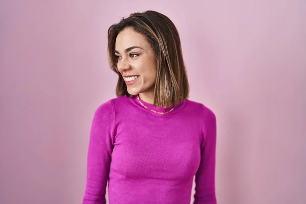 Mulher Hispânica Sobre Fundo Rosa Olhando Para Lado Com Sorriso — Fotografia de Stock