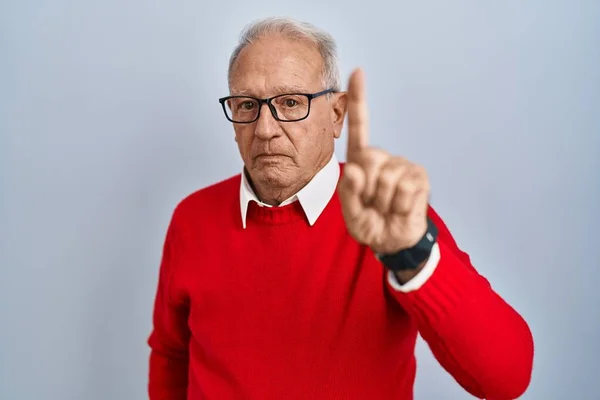 Senior Man Med Grått Hår Står Över Isolerad Bakgrund Pekar — Stockfoto