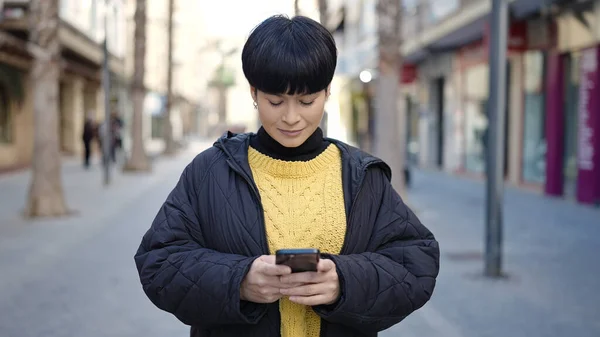Młoda Chinka Uśmiecha Się Pewnie Pomocą Smartfona Ulicy — Zdjęcie stockowe