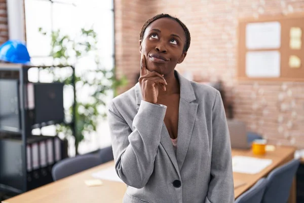 オフィスのアフリカ系アメリカ人女性深刻な顔顎に手で質問について考えて 混乱のアイデアについて思慮深く — ストック写真