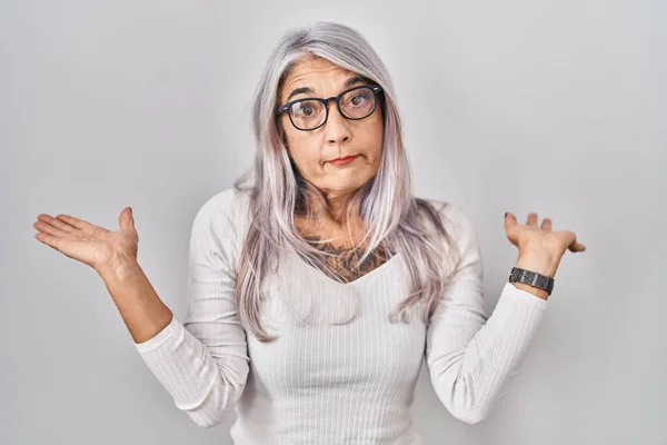Жінка Середнього Віку Сірим Волоссям Стоїть Білому Тлі Безглуздо Збентежений — стокове фото