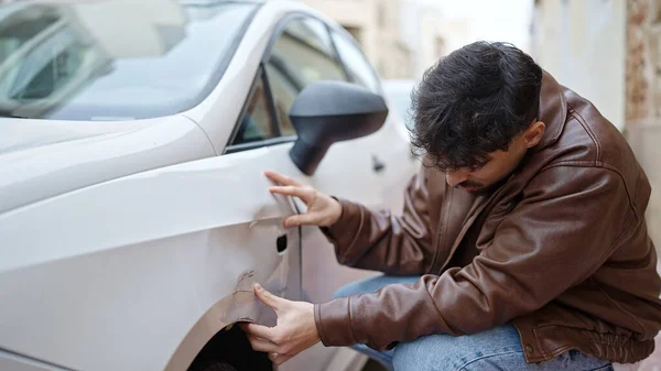 Junger Araber Sucht Unfallauto Auf Straße — Stockfoto