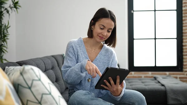 Jovem Bela Mulher Hispânica Usando Touchpad Sentado Sofá Casa — Fotografia de Stock