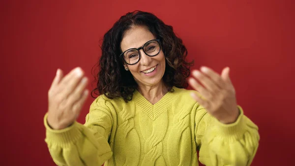 Mujer Hispana Mediana Edad Sonriendo Confiada Haciendo Gesto Venidero Con — Foto de Stock