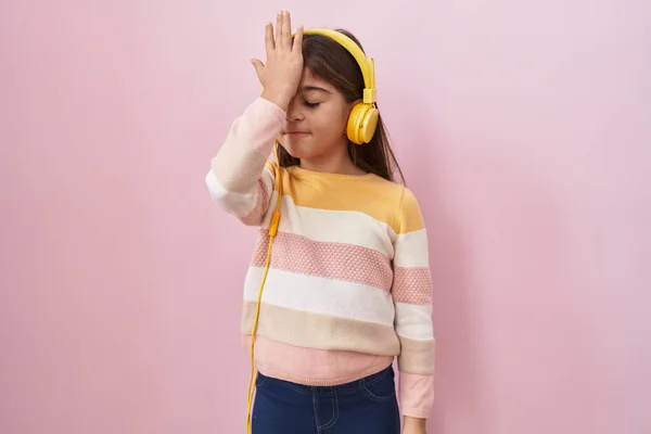 Маленькая Латиноамериканка Слушает Музыку Используя Наушники Удивленные Рукой Голову Ошибкой — стоковое фото