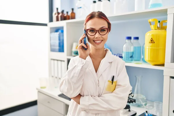 Beyaz Kadın Bilim Adamı Laboratuvarda Akıllı Telefondan Konuşuyor — Stok fotoğraf