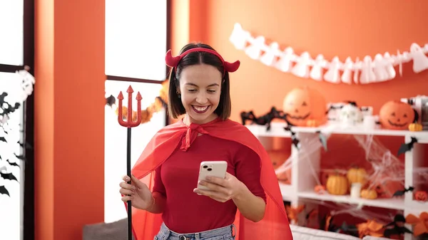 Evde Akıllı Telefon Kullanarak Şeytan Kostümü Giyen Genç Güzel Spanyol — Stok fotoğraf