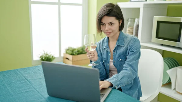 在家里用笔记本电脑喝酒的年轻高加索女人 — 图库照片