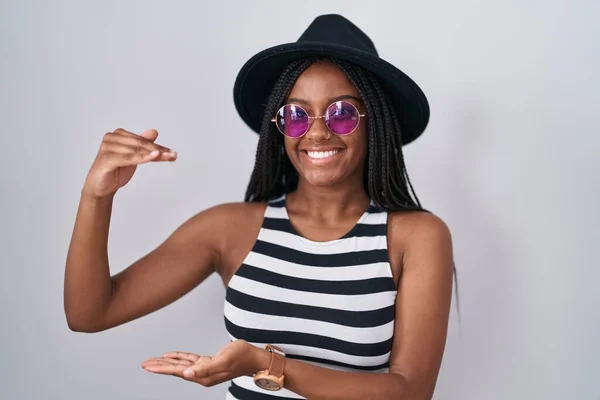 Молодой Африканский Американец Косичками Шляпе Солнцезащитных Очках Жестикулирует Руками Показывая — стоковое фото
