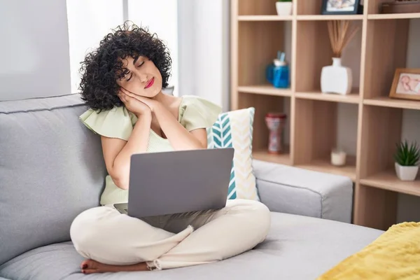 Kıvırcık Saçlı Dizüstü Bilgisayar Kullanan Genç Esmer Kadın Evde Oturuyor — Stok fotoğraf