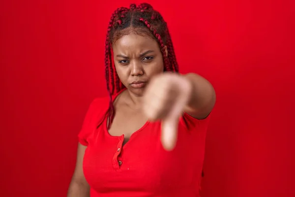 Afro Amerikaanse Vrouw Met Gevlochten Haar Rode Achtergrond Kijken Ongelukkig — Stockfoto