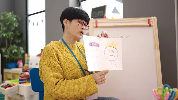 Young Chinese Woman Preschool Teacher Having Emotional Therapy Kindergarten — Photo