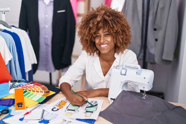 Afro Amerikaanse Vrouw Kleermaker Glimlachen Zelfverzekerd Tekenen Kleding Ontwerp Atelier — Stockfoto
