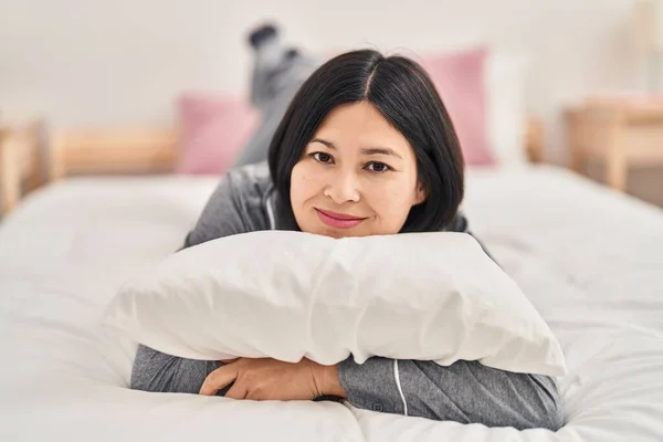 Junge Chinesin Lächelt Zuversichtlich Auf Bett Schlafzimmer Liegend — Stockfoto